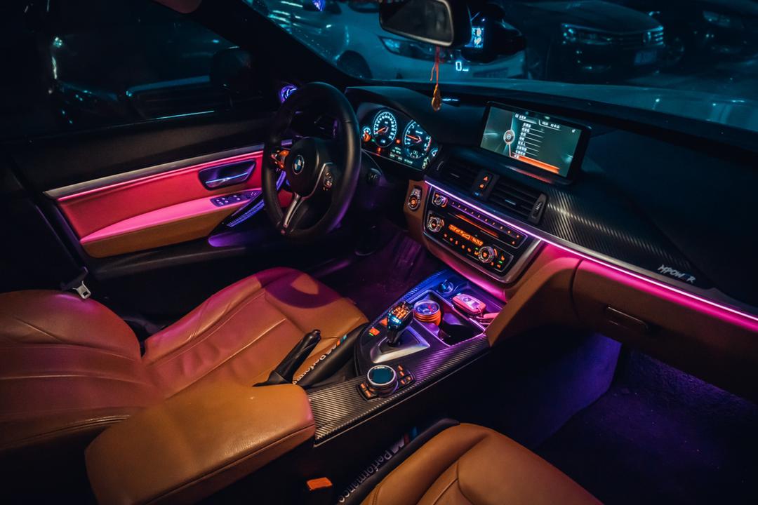 Ambientebeleuchtung Set für BMW 3er 2013–2019 Carbon Edition Dynamische RGB LED Innenraumbeleuchtung mit Carbon LED Zierleisten