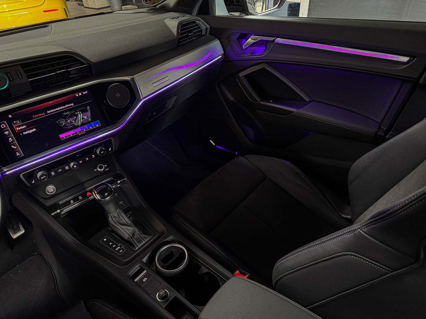 LED Ambientebeleuchtung Audi Q3 kaufen Komplettset RGB dynamisch mit Holz Optik Armatur Leiste Innenraumbeleuchtung Nachrüstung Set OEM Look