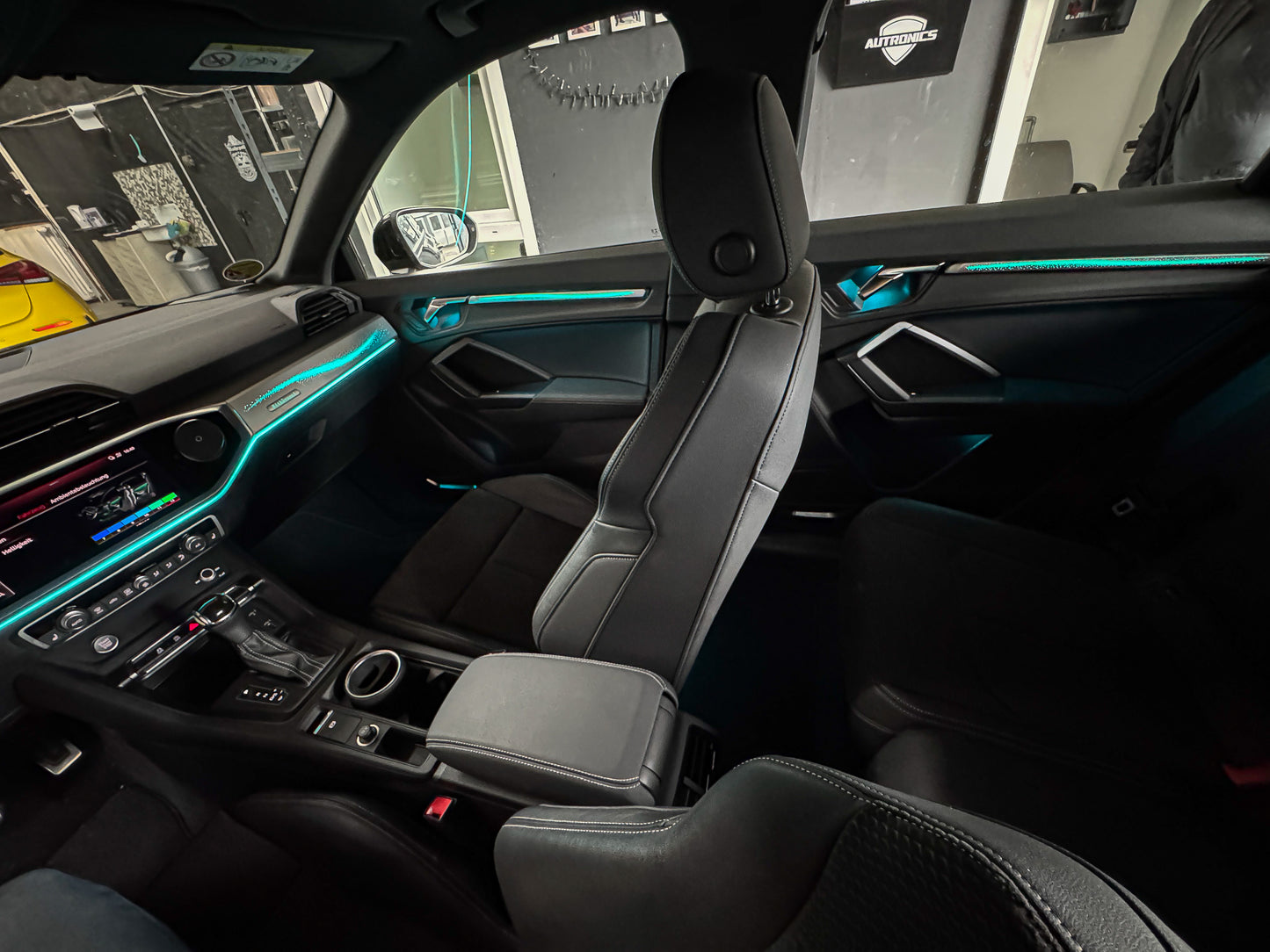 LED Ambientebeleuchtung Audi Q3 kaufen Komplettset RGB dynamisch mit Holz Optik Armatur Leiste Innenraumbeleuchtung Nachrüstung Set OEM Look