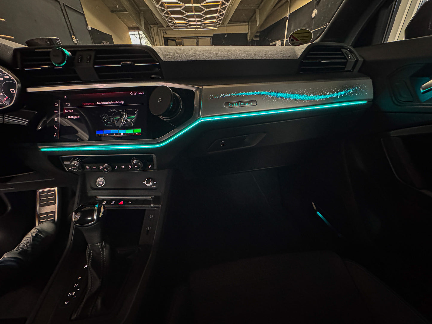 LED Ambientebeleuchtung Audi Q3 kaufen Komplettset RGB dynamisch mit Holz Optik Armatur Leiste Innenraumbeleuchtung Nachrüstung Set OEM Look